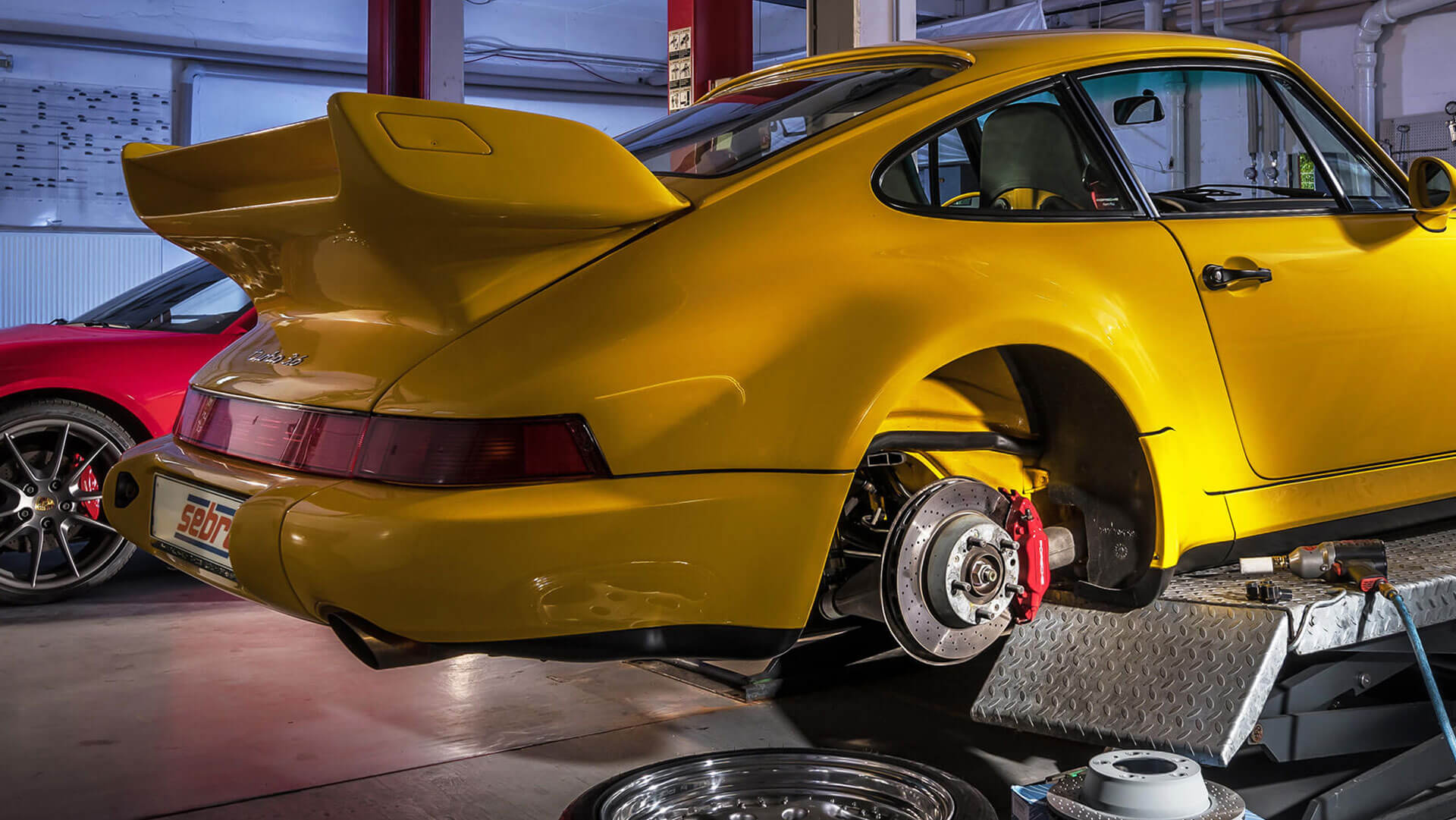 Brake discs as well as engine, drive and chassis components for Porsche workshops